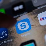 Der US-Onlineriese Microsoft hat angekündigt, im Mai seinen Videotelefonie-Dienst Skype abzuschalten. Demnach soll das Angebot ab dem 5. Mai nicht mehr zu erreichen sein. Nutzerinnen und Nutzer haben die Möglichkeit, bis dahin noch auf das kostenlose Angebot von Microsoft Teams umzusteigen. Darauf soll den Angaben zufolge in Zukunft der Fokus des Unternehmens liegen