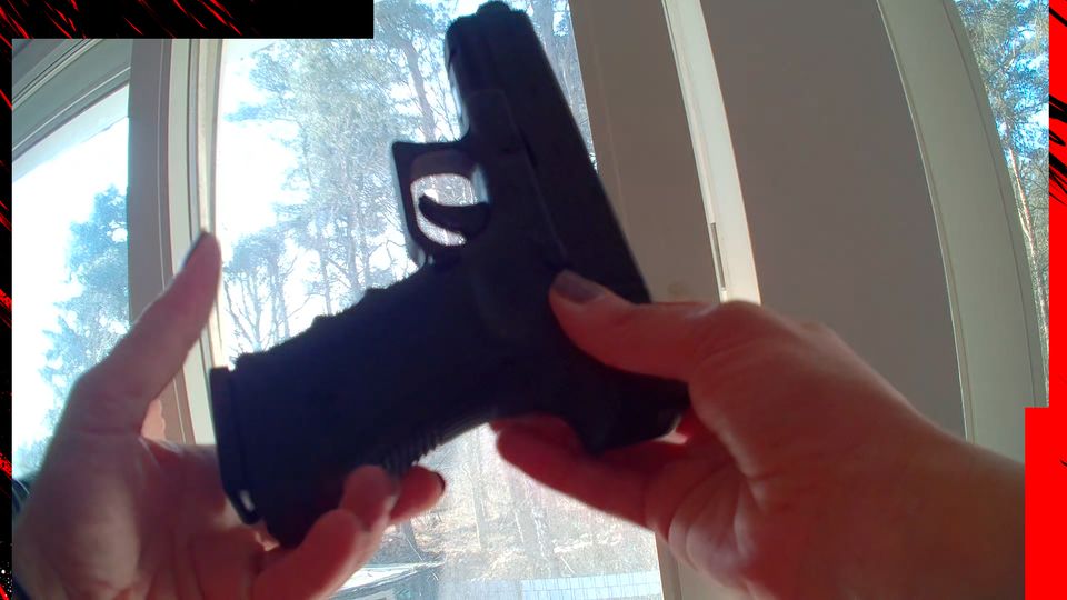 Lois Wagner showed this pistol of the undercover reporter from Stern and RTL.