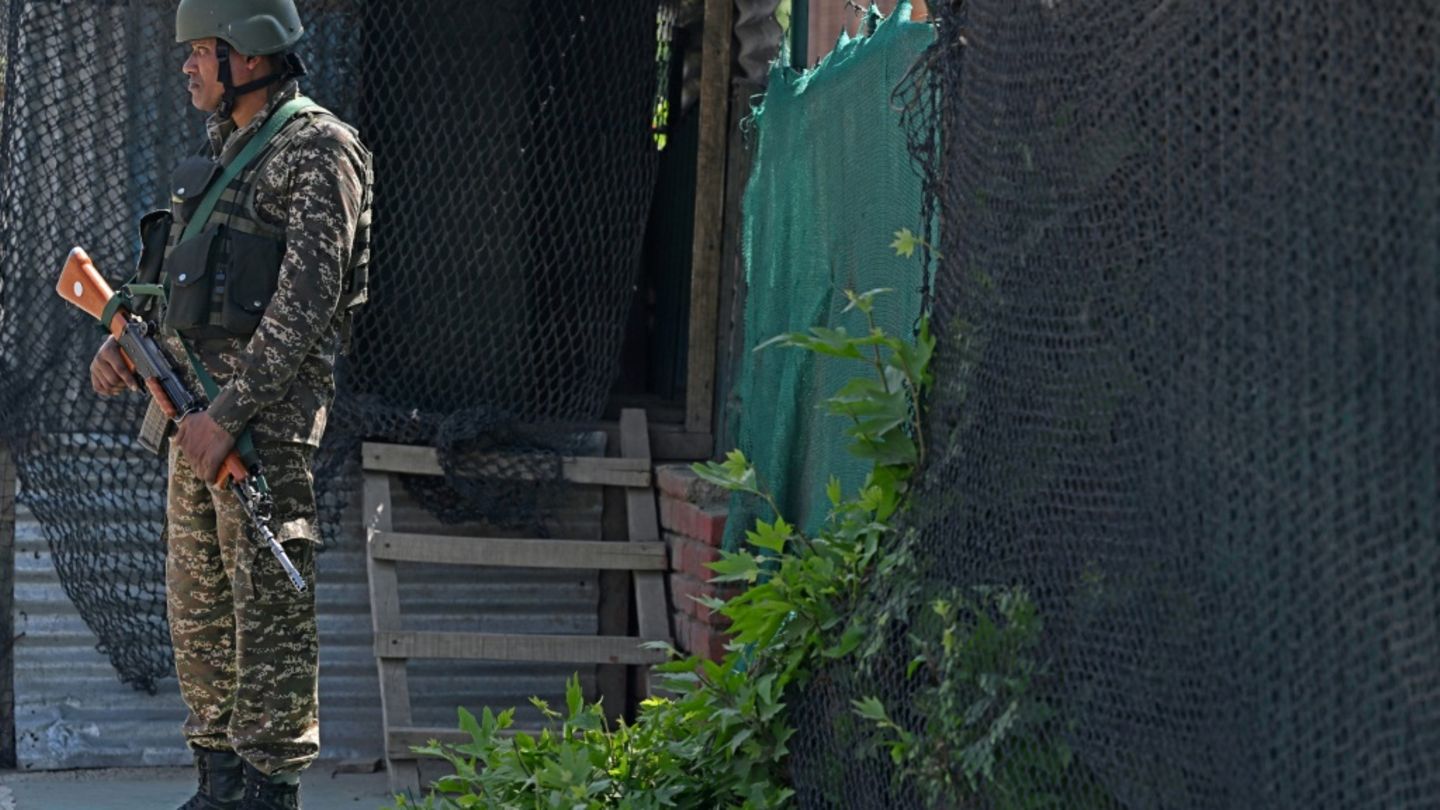 Indischer Soldat in Srinagar im indisch kontrollierten Teil Kaschmirs