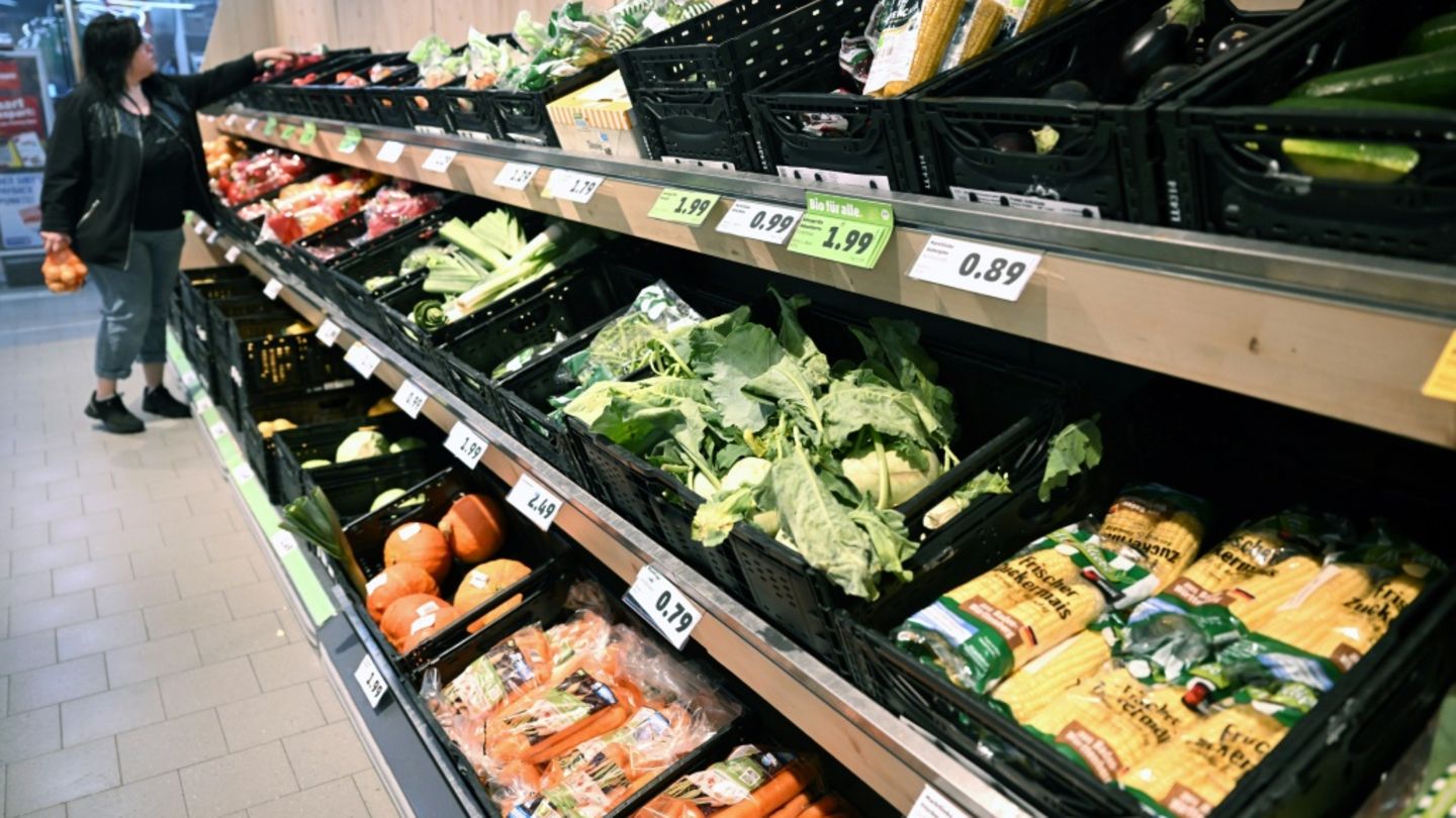 Gemüseabteilung in einem Supermarkt in Berlin