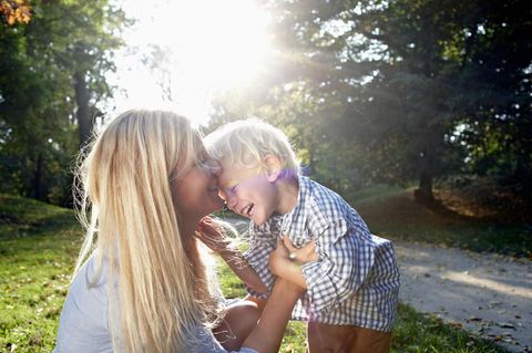 Glückliche Kinder: Mutter und Kind lachen und umarmen sich