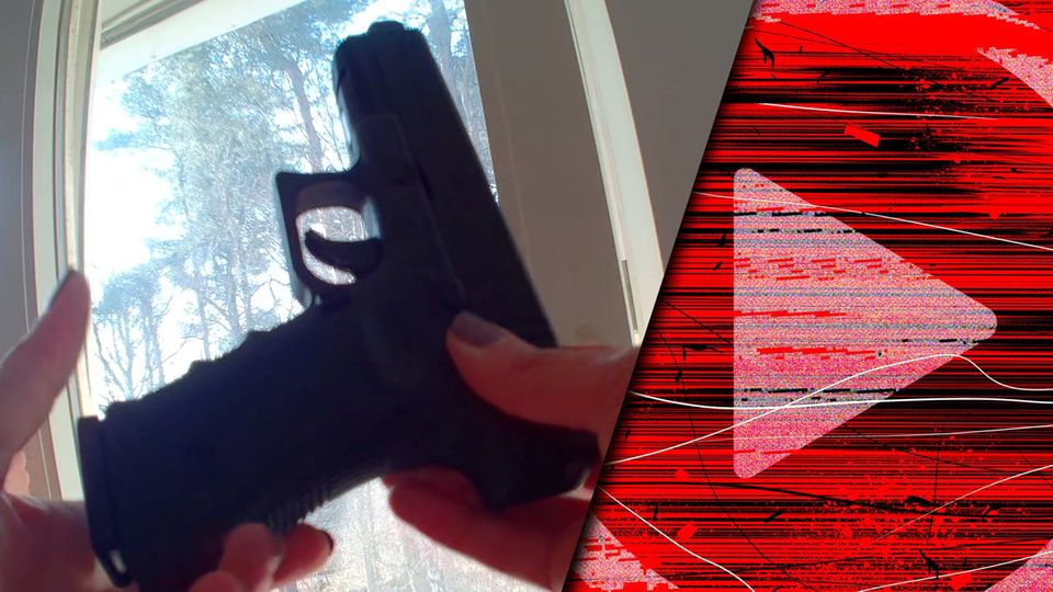 Eine Frauenhand hält eine Pistole in der Hand