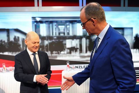 Olaf Scholz und Friedrich Merz reichen sich vor TV-Duell im Februar die Hand