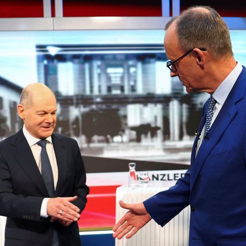 Olaf Scholz und Friedrich Merz reichen sich vor TV-Duell im Februar die Hand
