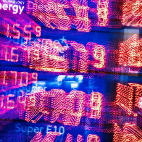 Multiple exposure of electronic displays of the gasoline price at petrol stations
