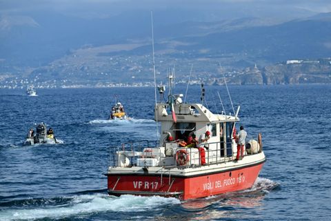 Italienische Rettungskräfte nach dem Untergang der "Bayesian"