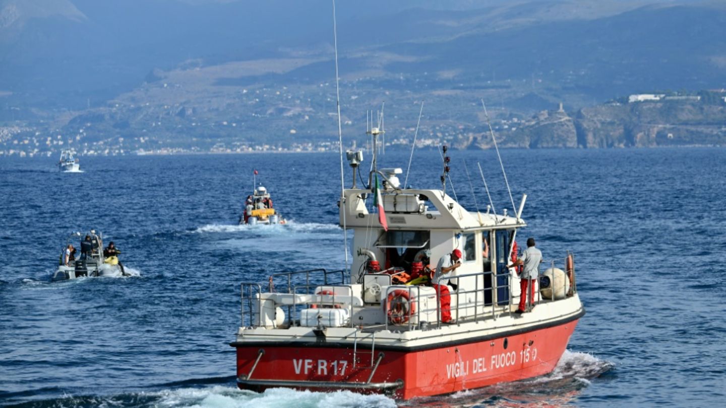 Italienische Rettungskräfte nach dem Untergang der "Bayesian"