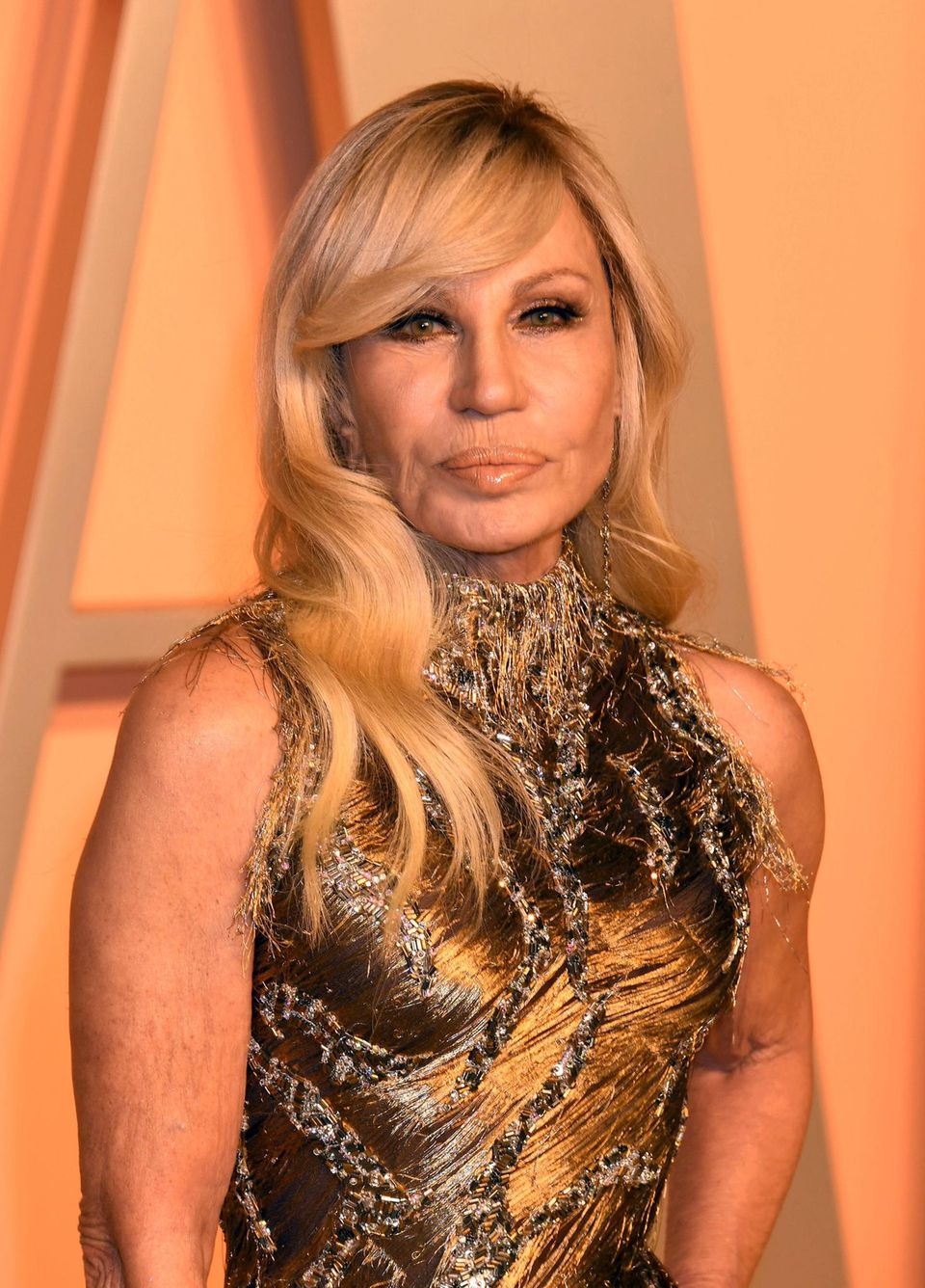 Donatella Versace posiert auf der Oscar Party von Vanity Fair 2025