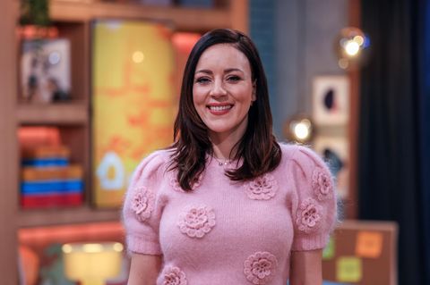 Sängerin Blümchen steht im pinken Oberteil in einem Fernsehstudio