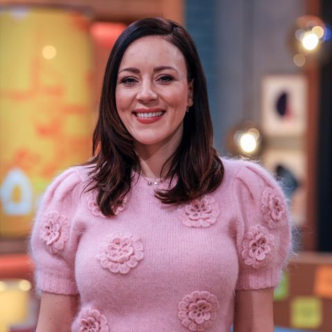 Sängerin Blümchen steht im pinken Oberteil in einem Fernsehstudio