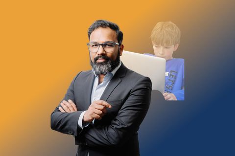Autor Stephan Anpalagan steht im Anzug da, im Hintergrund ein Kind mit Laptop. Er schreibt über Rechtsextremismus