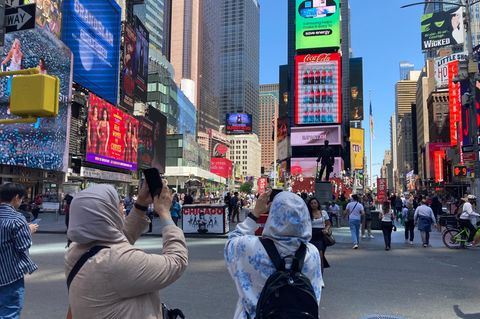 Kaum Verkehr wegen Trump: Zwei Touristen machen Fotos am Times Square in Manhattan