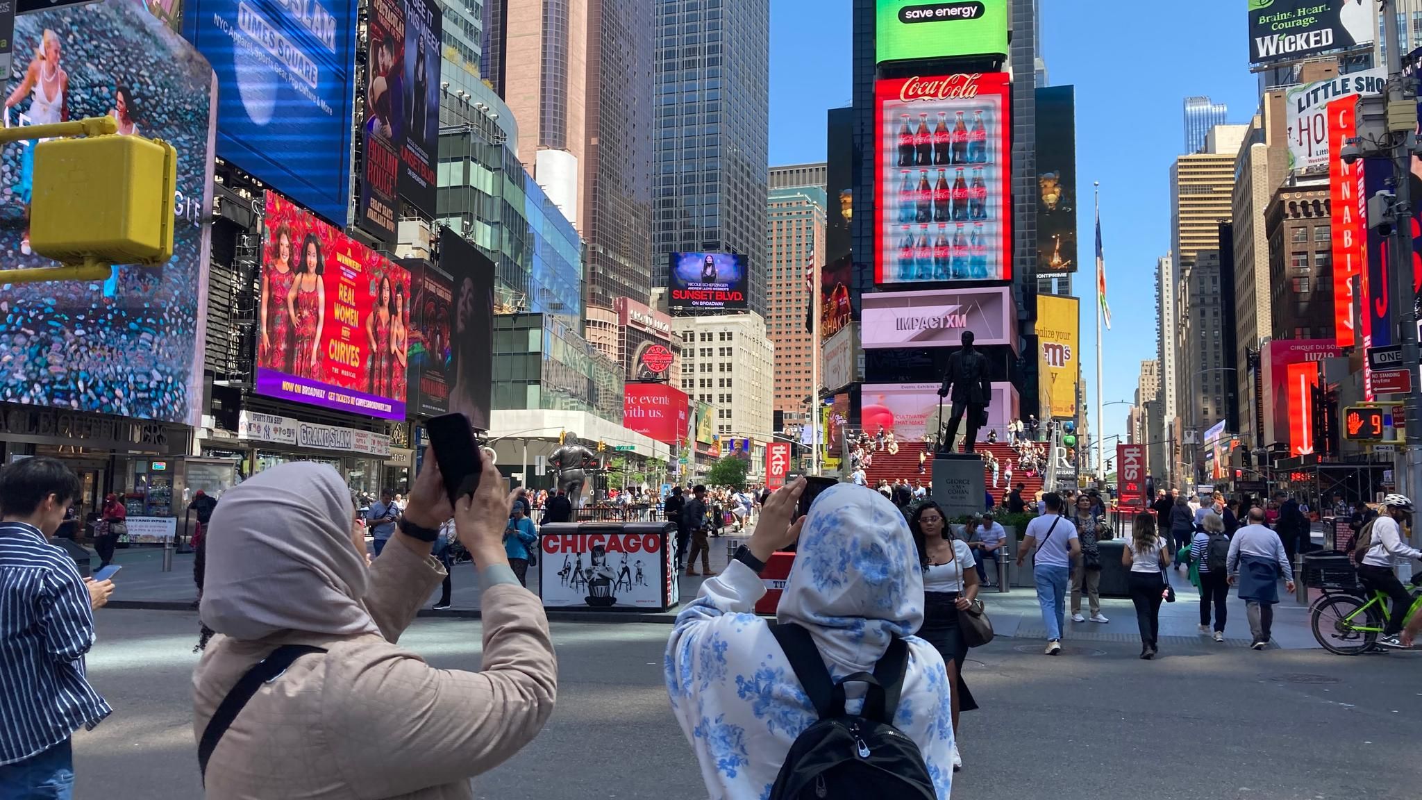 Kaum Verkehr wegen Trump: Zwei Touristen machen Fotos am Times Square in Manhattan