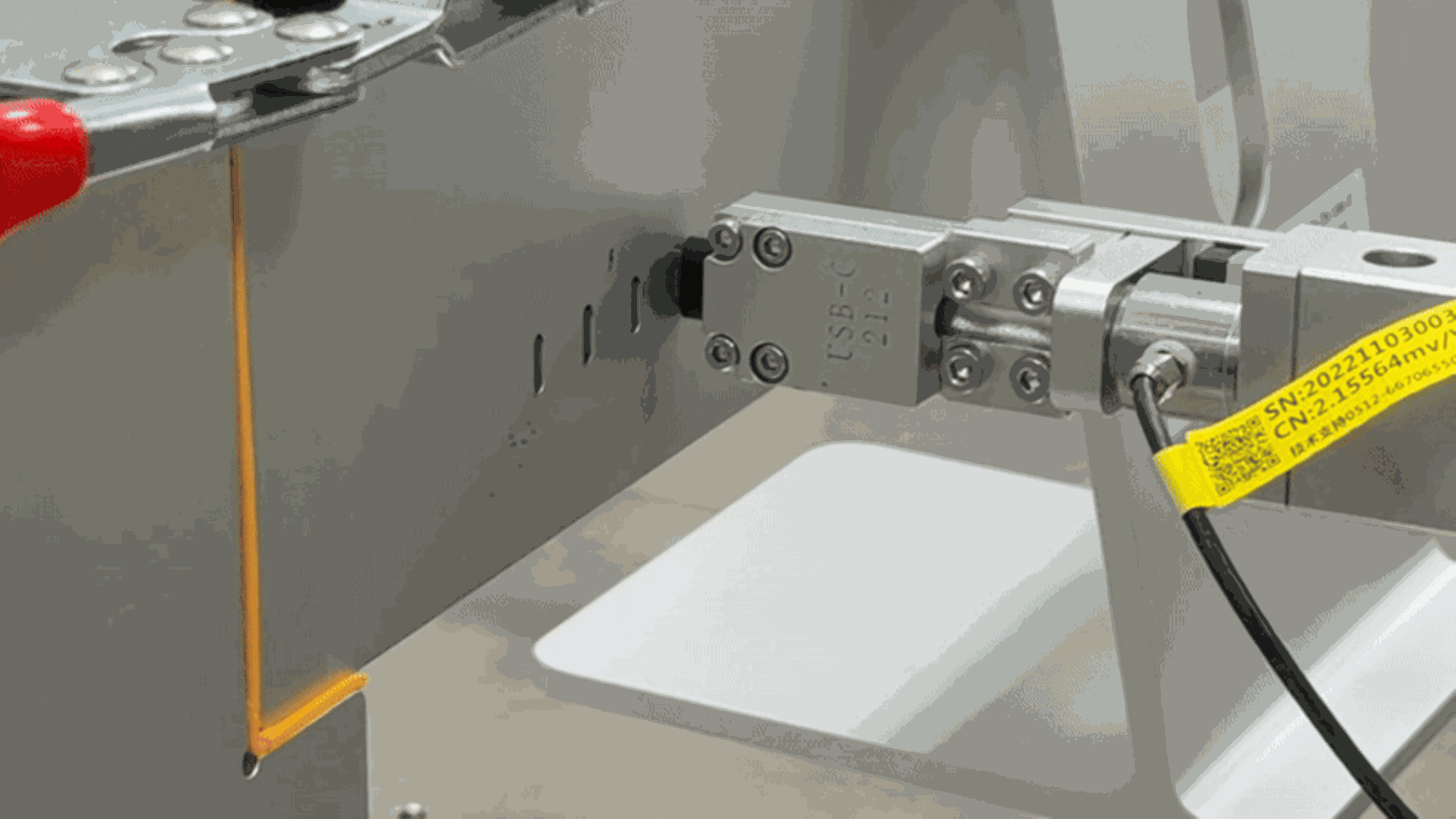Ein Roboter schiebt USB-Sticks in einen iMac