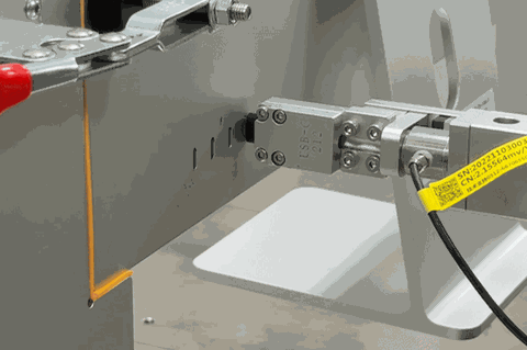 Ein Roboter schiebt USB-Sticks in einen iMac