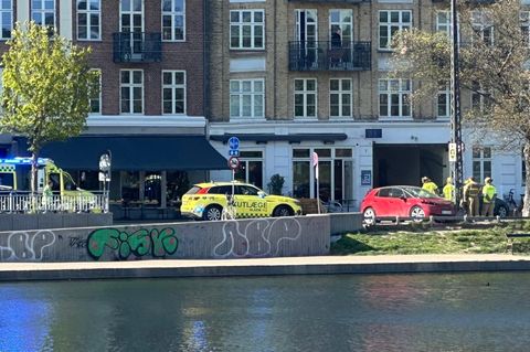 Kopenhagen: Älterer Mann fährt in Menschen – Bild von vor Ort