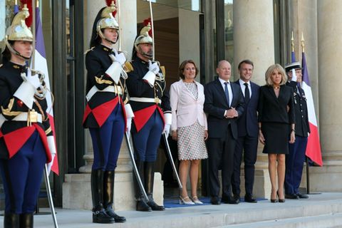 Macron mit seiner Frau (rechts) mit Scholz und Frau (links)