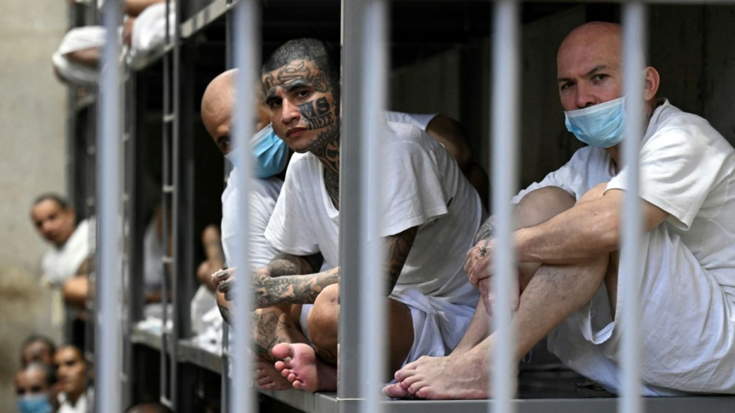 Insassen in dem Hochsicherheitsgefängnis CECOT in El Salvador