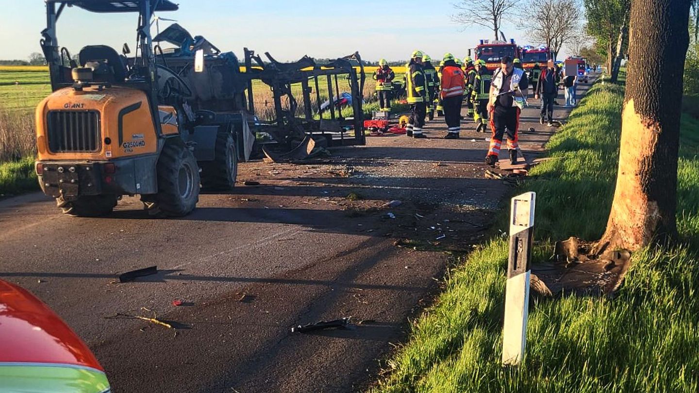 Kollision beim Überholen: Mann lebensgefährlich verletzt - Unfall mit Radlader