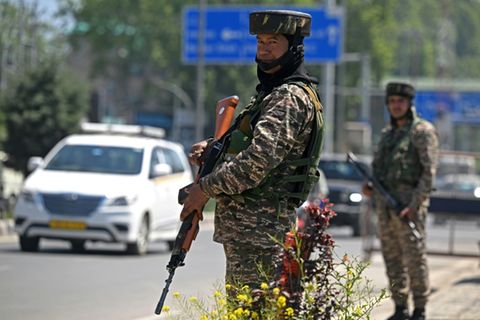 Indische Paramilitärs in Srinagar in Kaschmir
