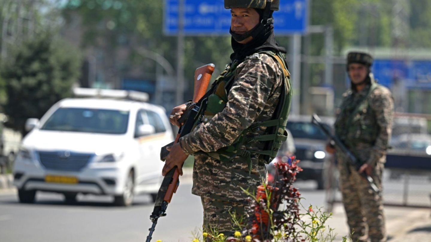 Indische Paramilitärs in Srinagar in Kaschmir
