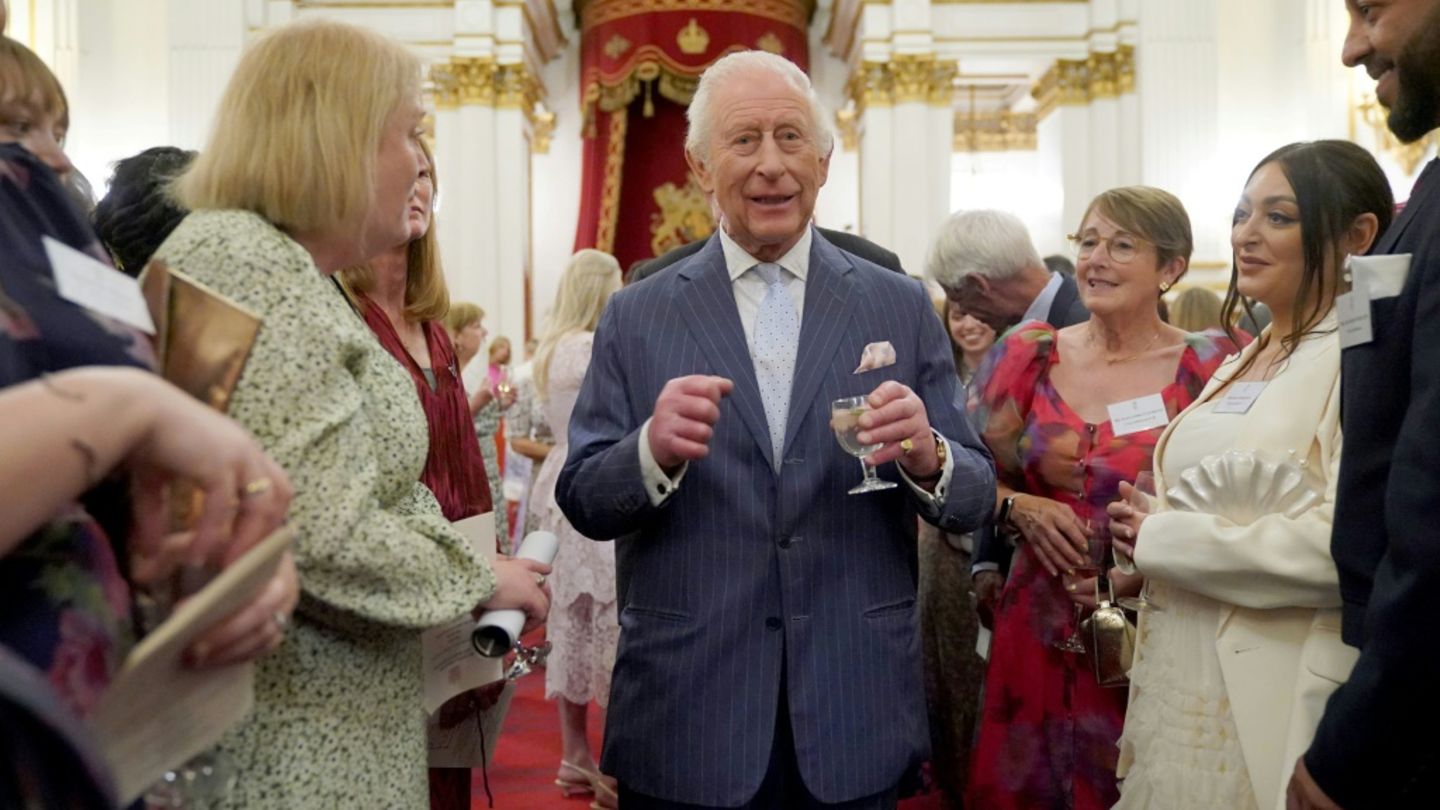 Der britische König Charles III. mit Gästen im Buckingham Palace