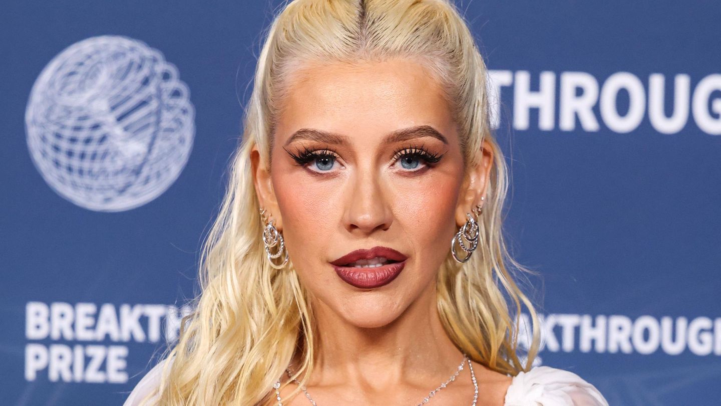 Christina Aguilera: At 44, she looks like early 20
