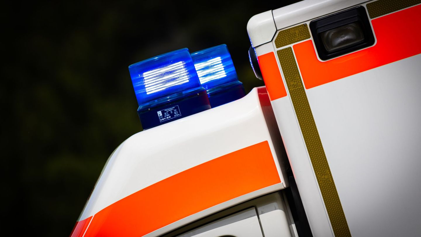 Unfall: Fußgänger wird von Auto erfasst und schwer verletzt