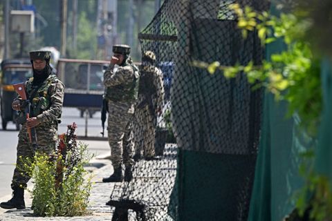 Indische Soldaten in Srinagar im indisch kontrollierten Teil Kaschmirs