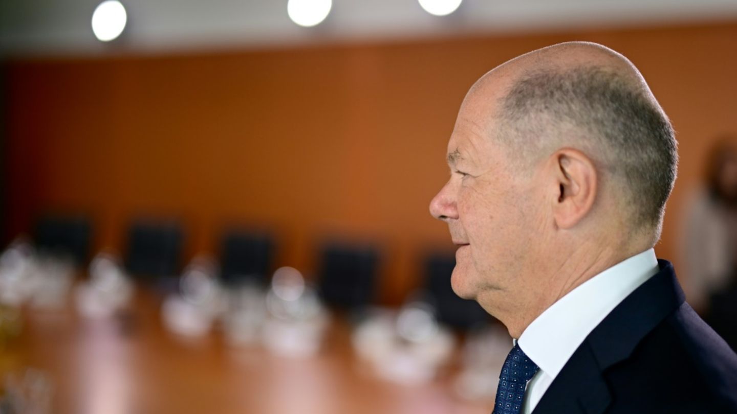 Olaf Scholz bei seiner letzten Kabinettssitzung am 30. April