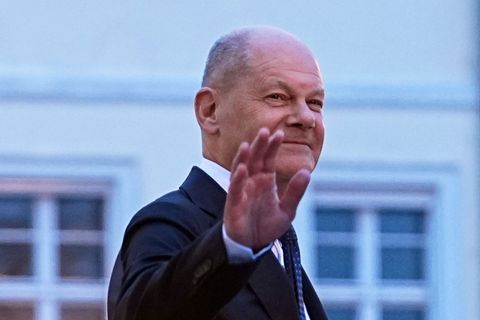 Olaf Scholz winkt beim Verlassen von Schloss Bellevue