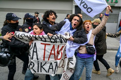 Festnahme von Demonstranten, die zum Taksimplatz gelangen wollten