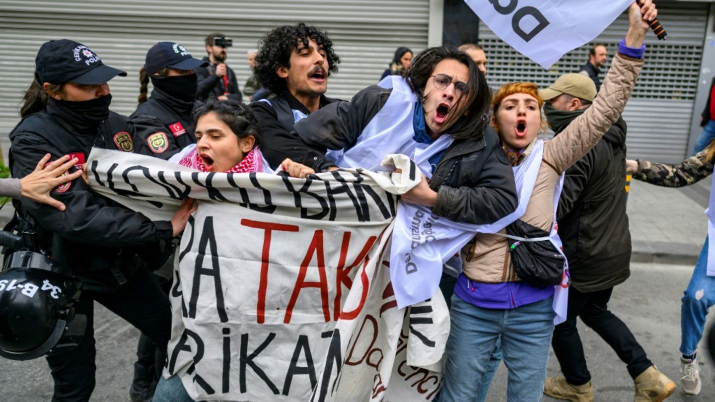 Festnahme von Demonstranten, die zum Taksimplatz gelangen wollten