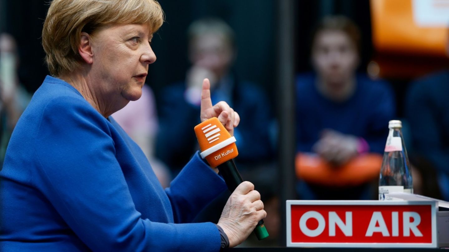 Angela Merkel bei einem Interview im April