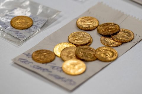 Einige Münzen des in Tschechien gefundenen Goldschatzes