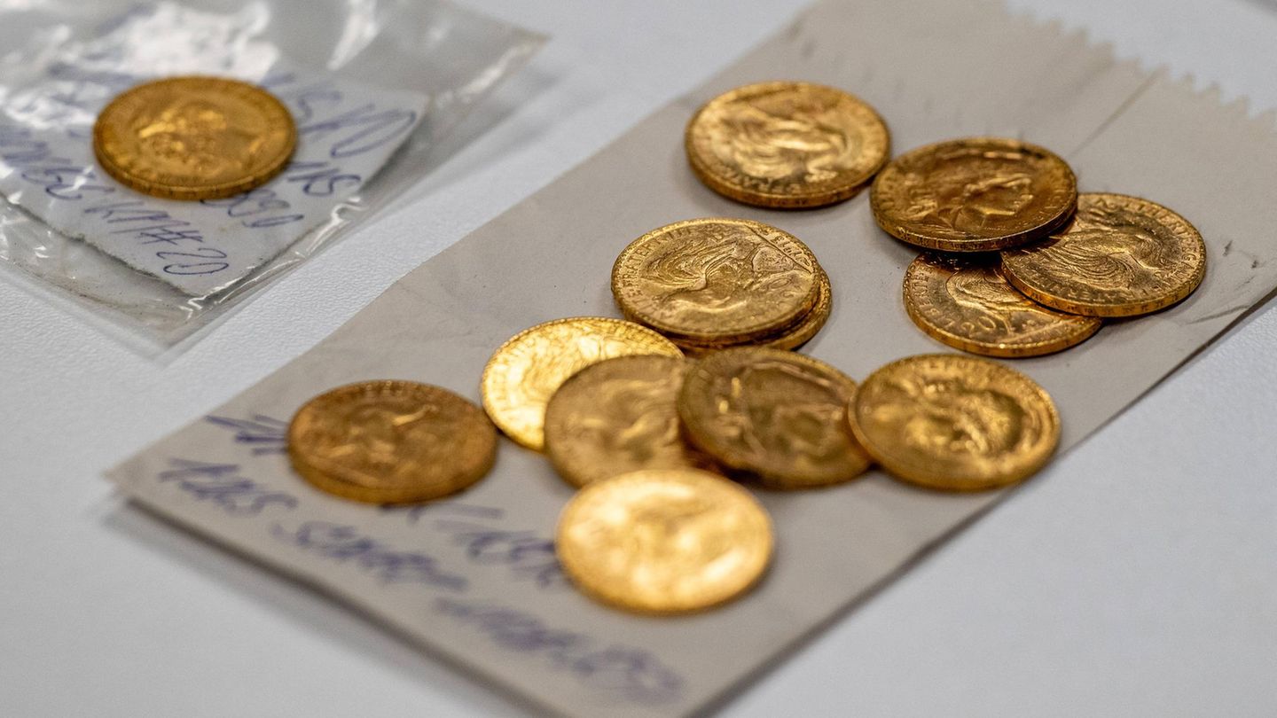 Einige Münzen des in Tschechien gefundenen Goldschatzes