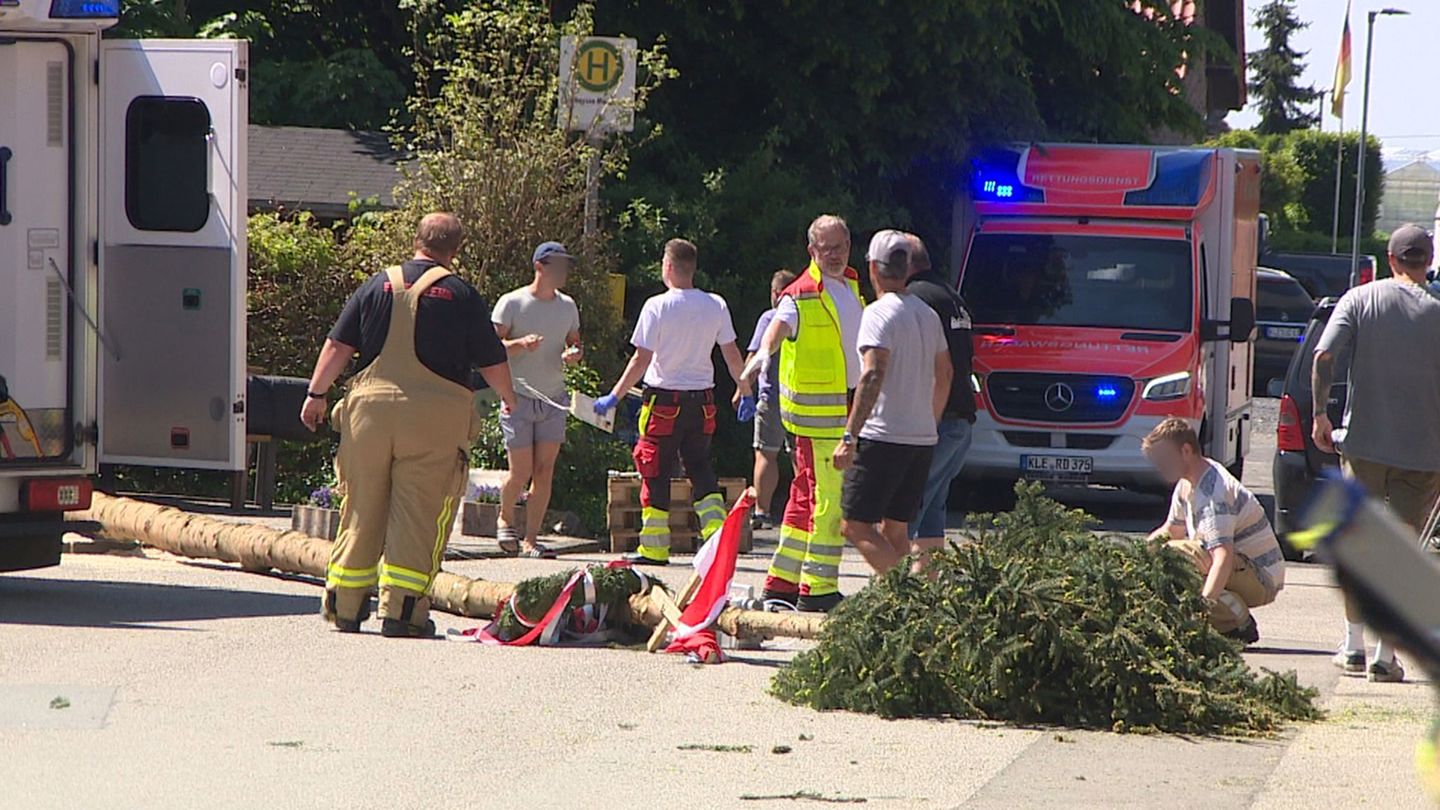 Brauchtum: Maibaum kippt um - mehrere Verletzte