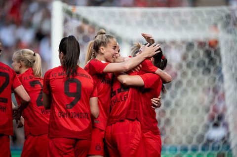 DFB-Pokal: Fußballerinnen des FC Bayern München feiern ihren Sieg gegen Werder Bremen