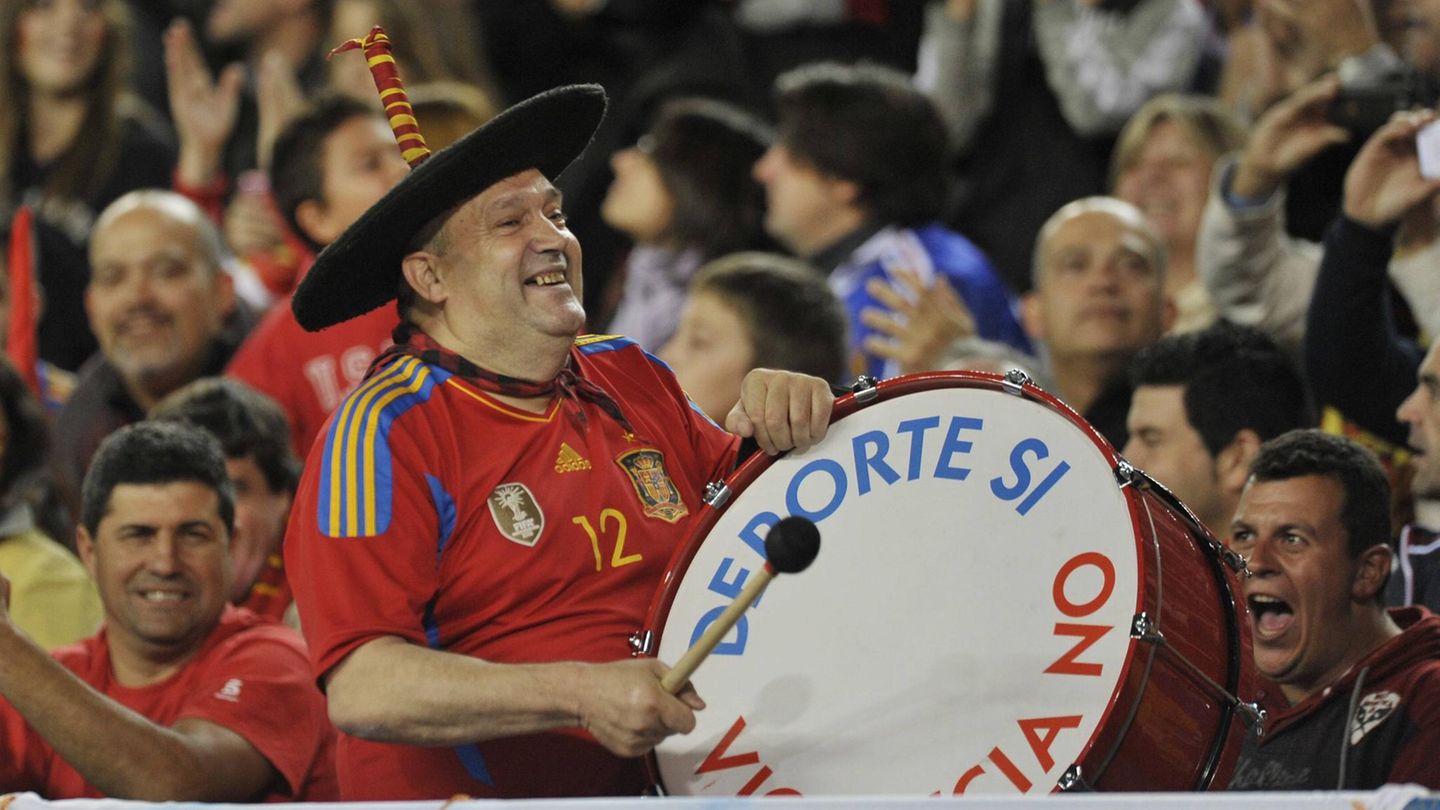 Manolo: Spain mourns the loss of famous football fan with the timpani