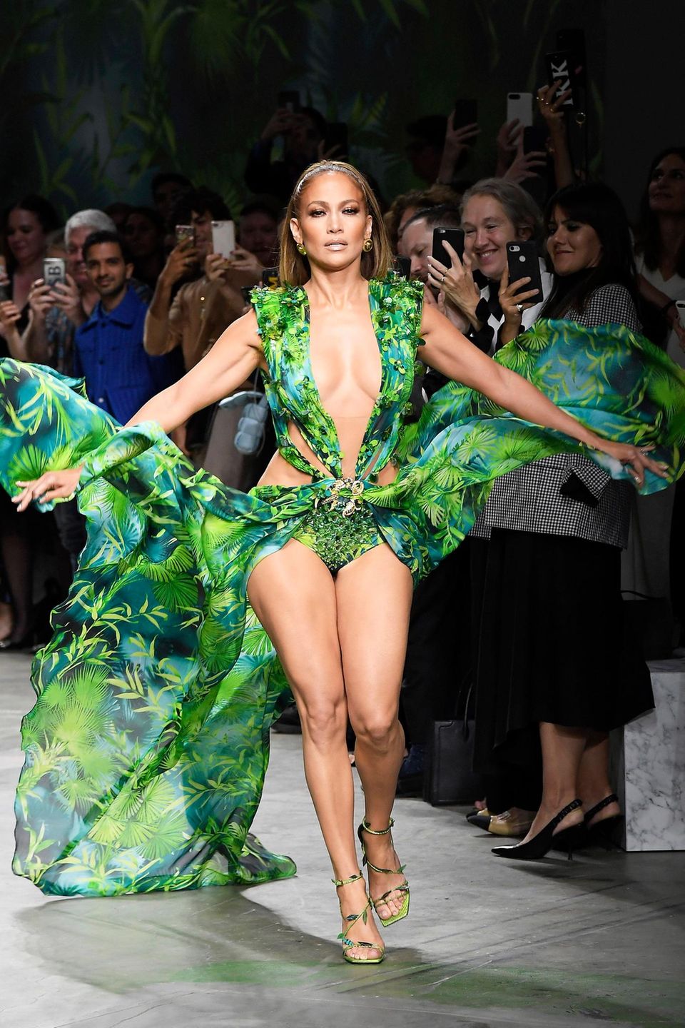 Jennifer Lopez geht im wehenden Dschungelkleid von Versace über den Laufsteg