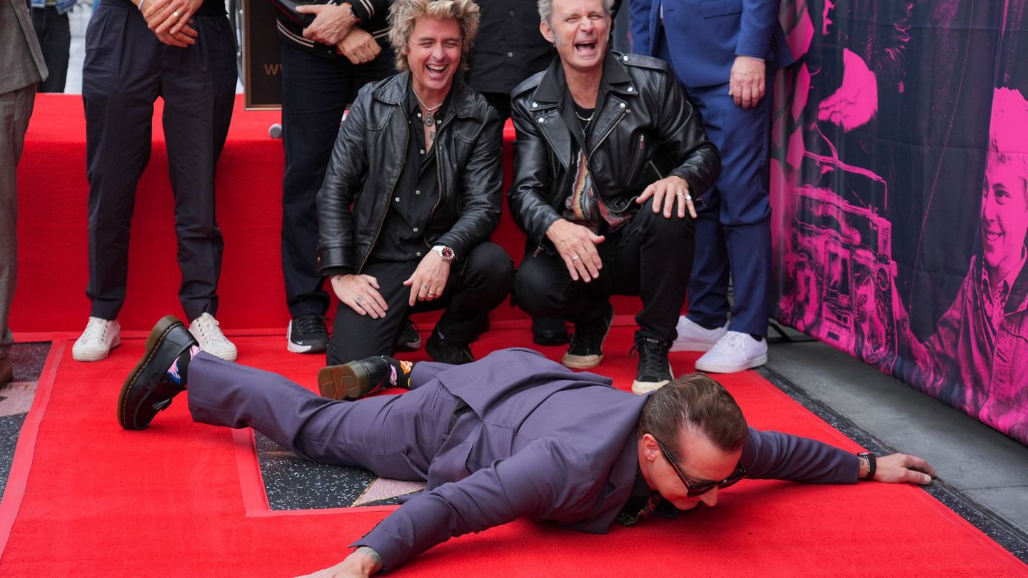 Award for punk band: Rocker from Green Day celebrate their Hollywood star