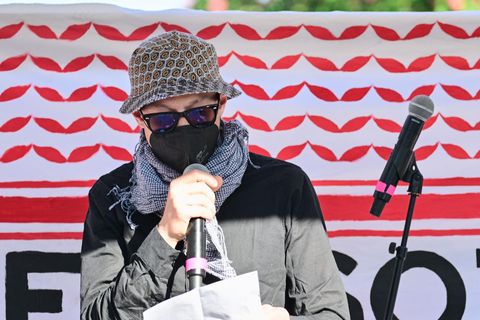Ein Vermummter las die Worte von Daniela Klette vor