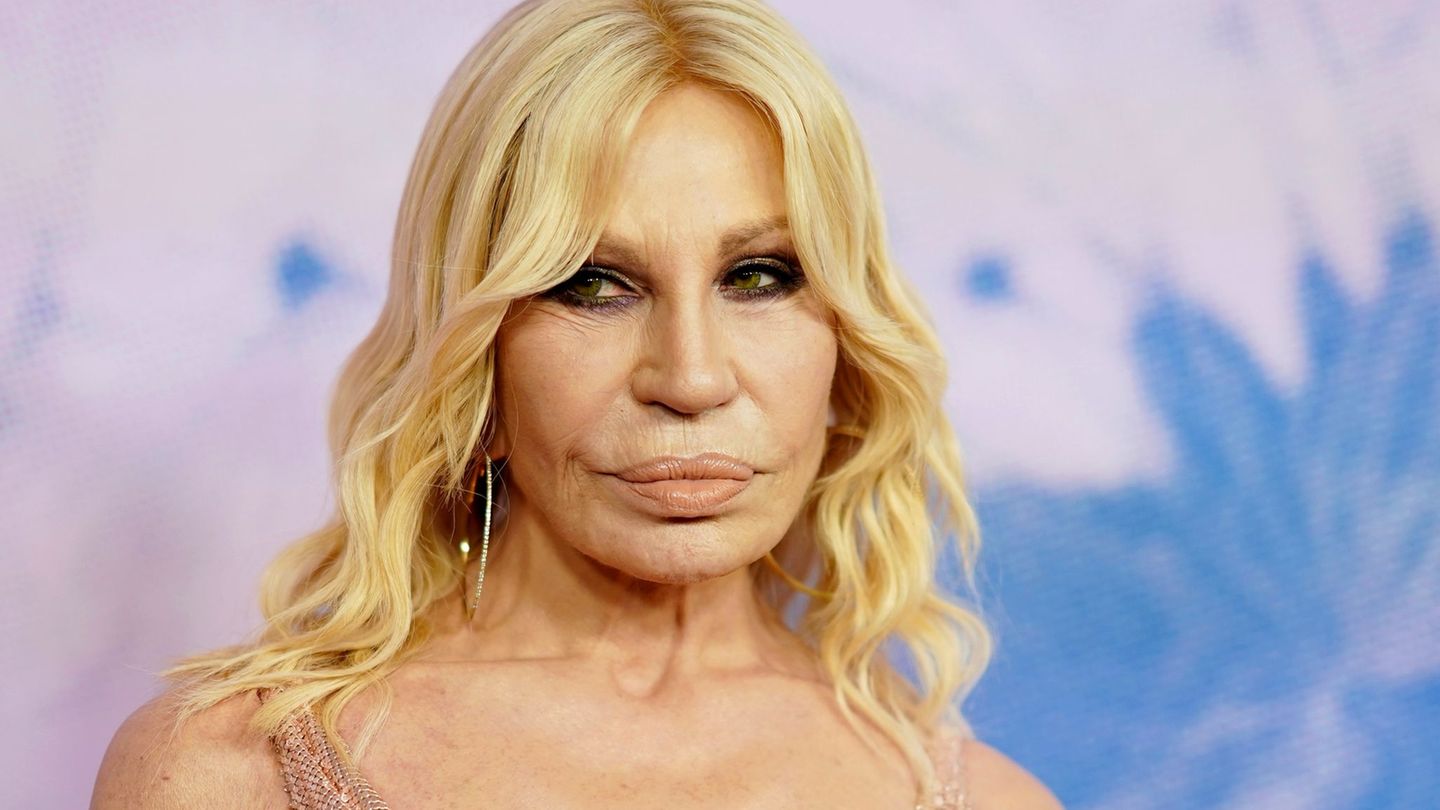 Mode: Von der Muse zur Mode-Matriarchin: Donatella Versace wird 70