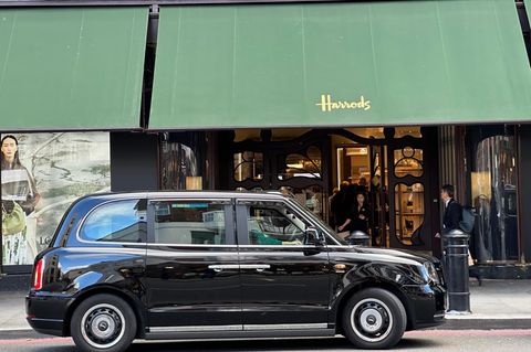 Ein Taxi parkt vor dem Kaufhaus Harrods