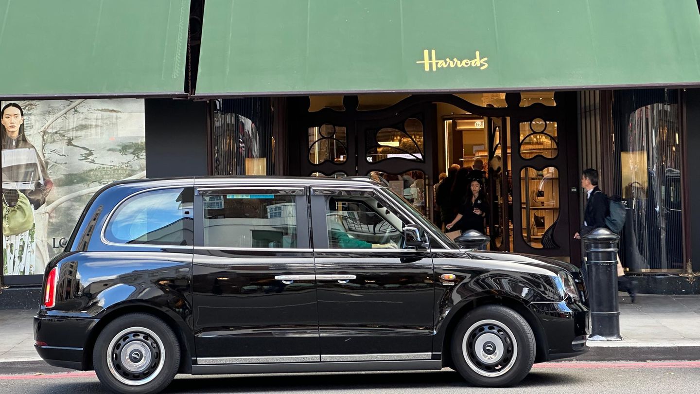 Ein Taxi parkt vor dem Kaufhaus Harrods
