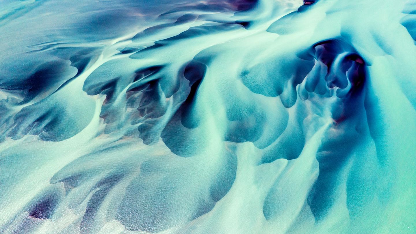 Sechster Platz in der Kategorie "Atelier Natur": Phillip Schulze Ein abstraktes Kunstwerk der Natur hält Phillip Schulze mit diesem Foto fest: Es zeigt durch die Strömung abgelagerte Sedimente im Mündungsbereich eines isländischen Flusses.