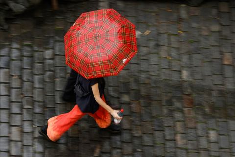 Frau mit Regenschirm