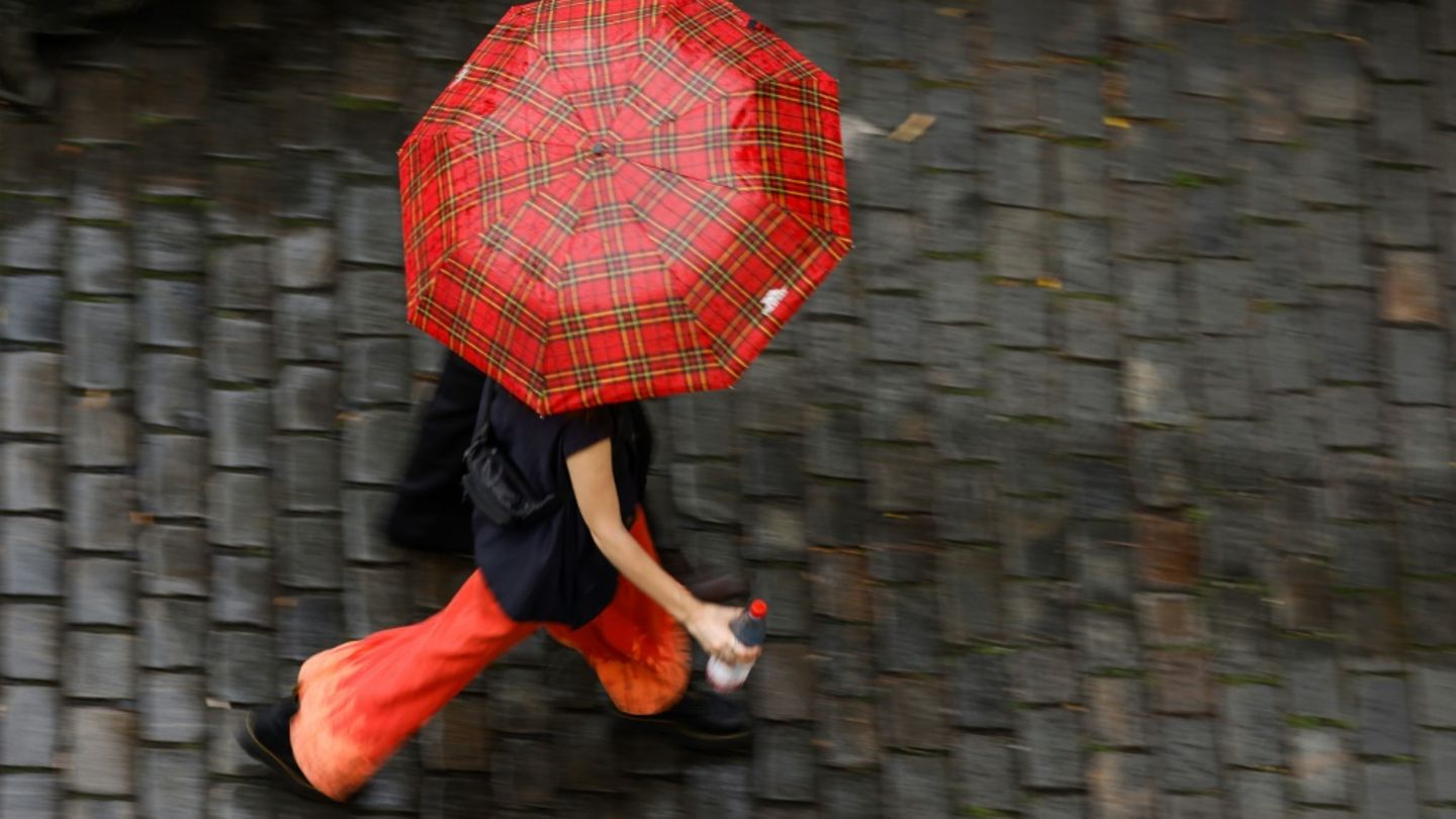 Frau mit Regenschirm