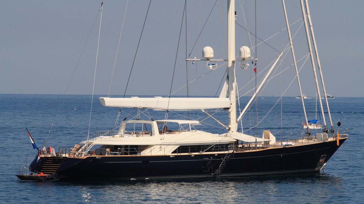 Die 56 Meter lange Segelyacht "Bayesian" liegt vor Anker