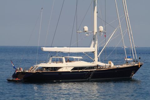Die 56 Meter lange Segelyacht "Bayesian" liegt vor Anker